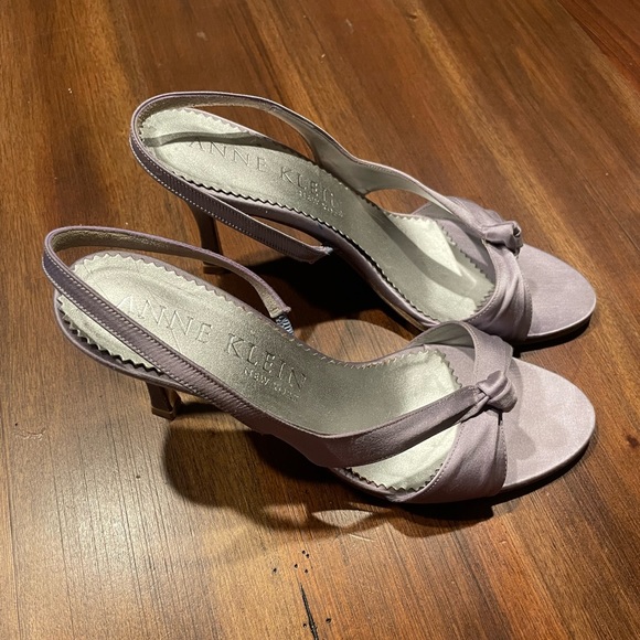 Anne Klein purple satin kitten heels - Picture 2 of 3
